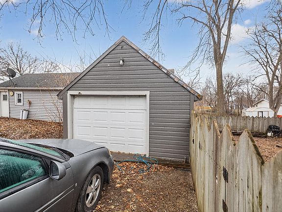 2nd image of 1216 5th St SE