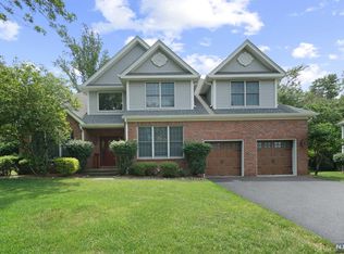 1 Woods Edge Rd, Old Tappan, NJ 07675