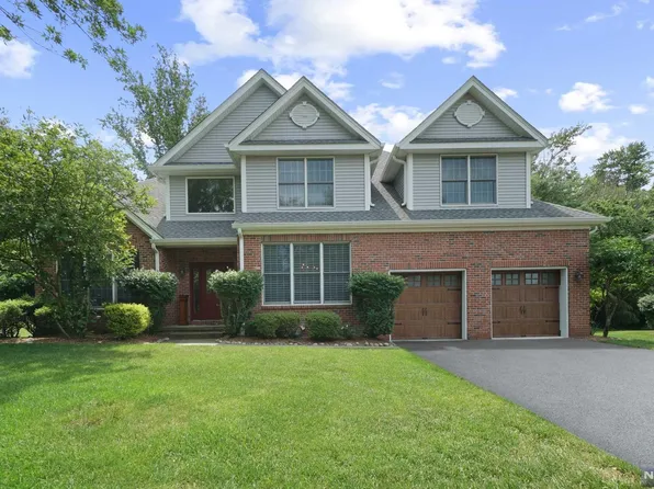 1 Woods Edge Rd, Old Tappan, NJ 07675