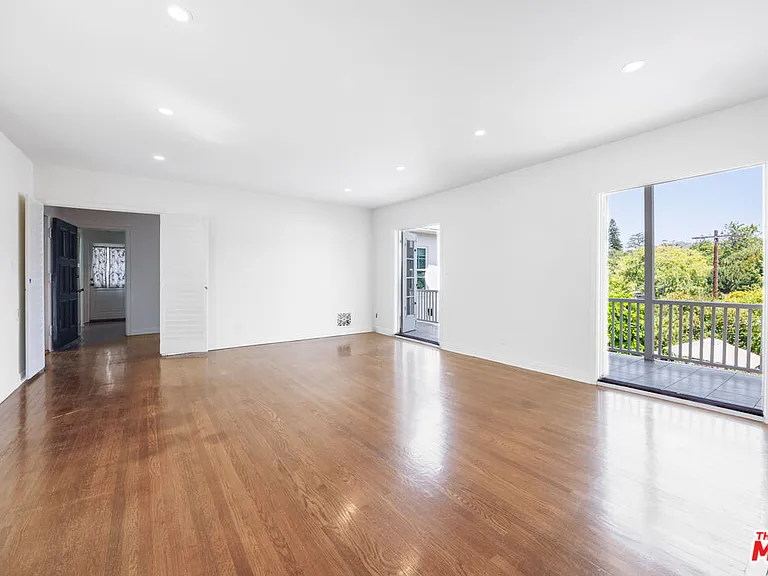2411 Saint George St — Photo 3