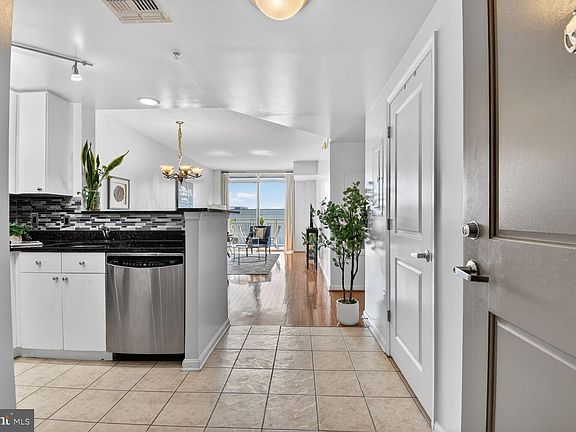 4th image of 930 Wayne Ave APT 1302