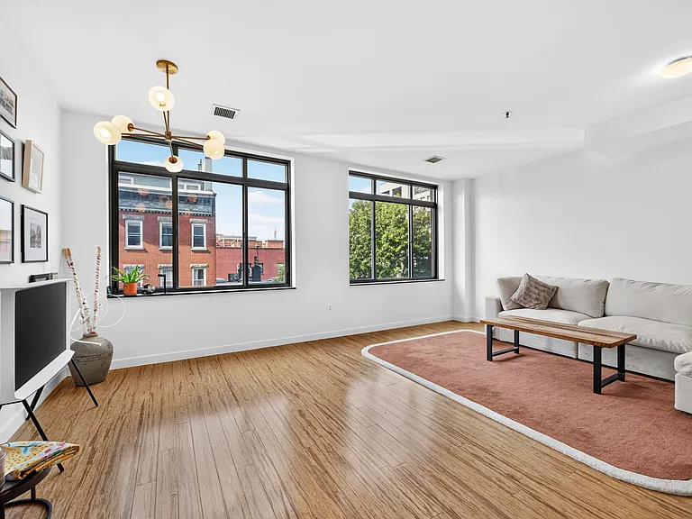 25 McWilliams Pl — Photo 1