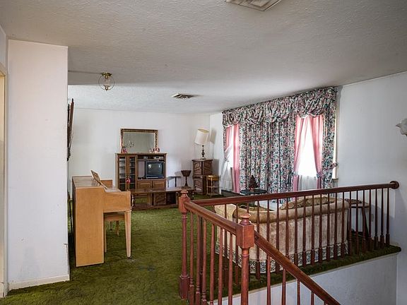 4th image of 1061 S Dogwood Dr