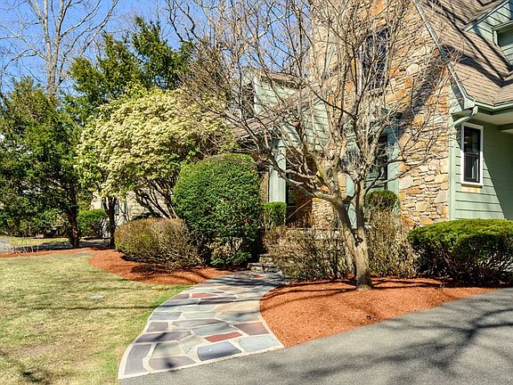 3rd image of 32 Columbine Rd