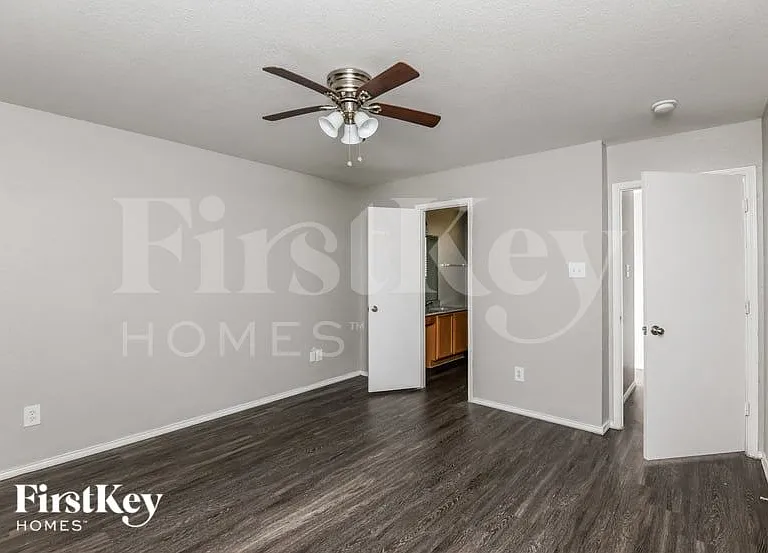 1604 Alcazar Plz — Photo 8