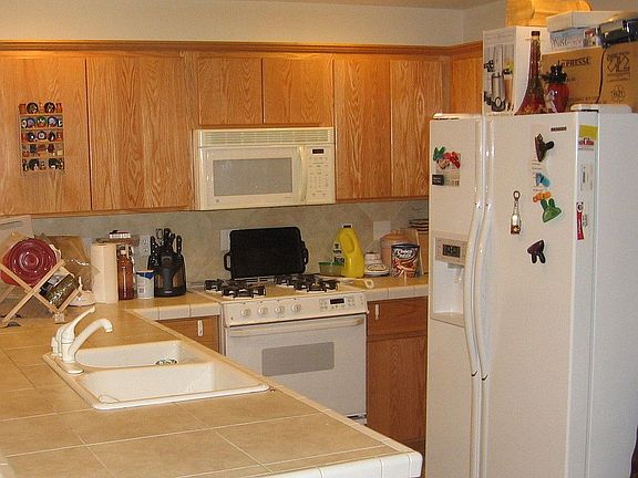 Kitchen / Refrigerator