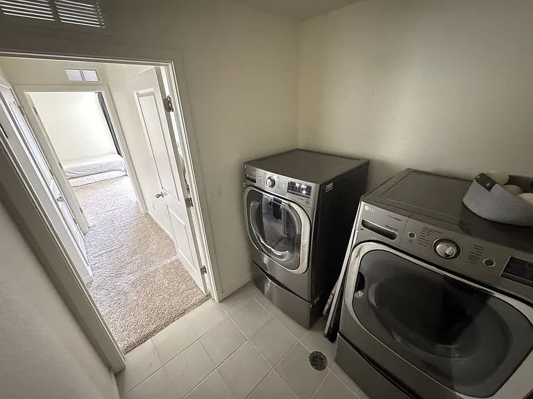 Laundry room (2nd floor)