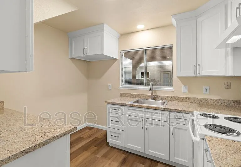 940 Palm Cir — Photo 13