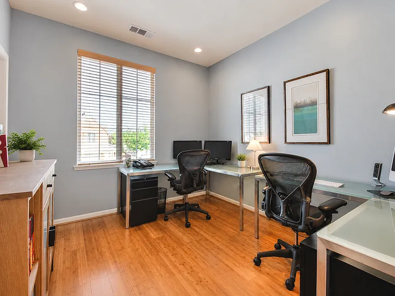 Additional bedroom_ideal for family, guests, or a home office.