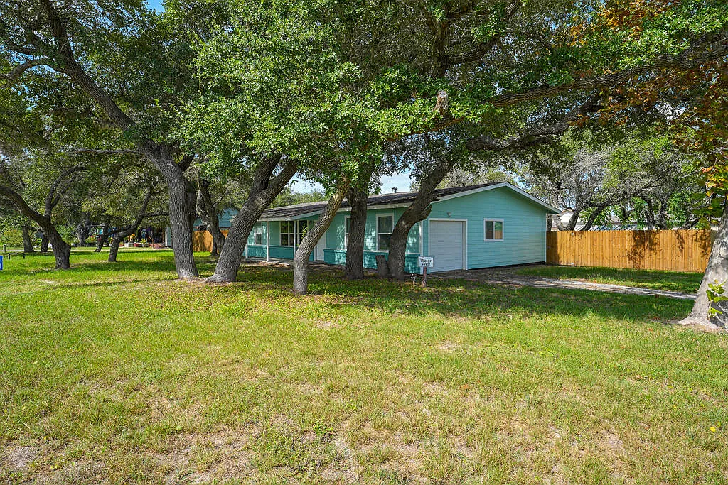 3 bed, 2.0 bath, 1836 sqft, $2,200 — Photo 1