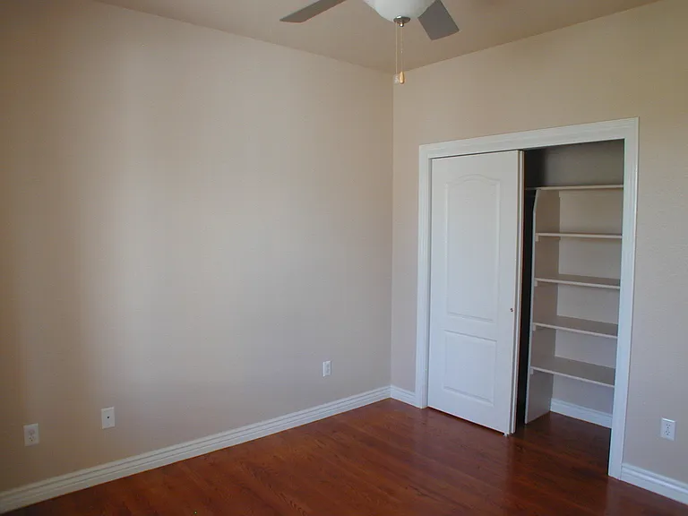 400 Sterling Dr — Photo 16