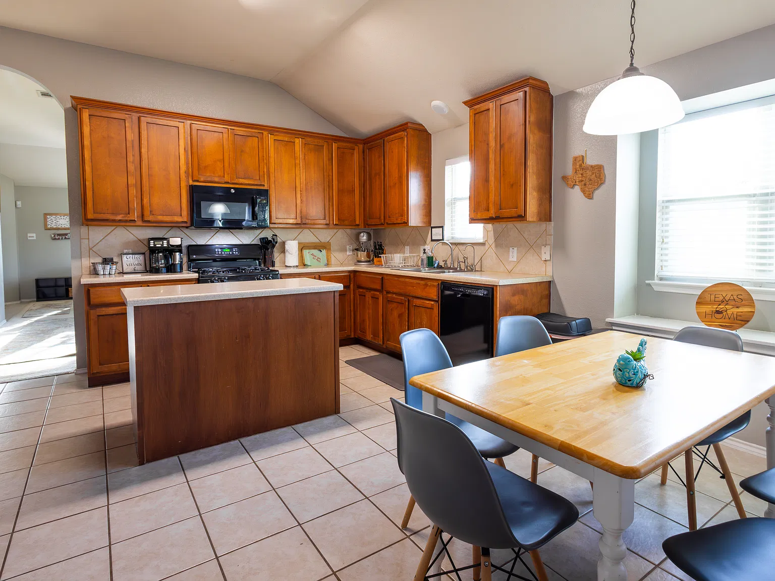 4 bed, 1960 sqft, $2,200 — Photo 1