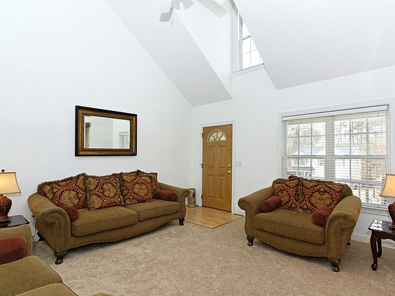 Living rm w/vaulted ceiling