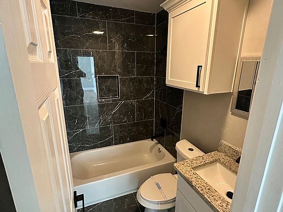 2nd image of 211 SE 13th St APT 4