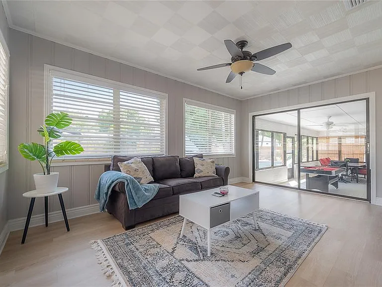 2916 W Collins St — Photo 27