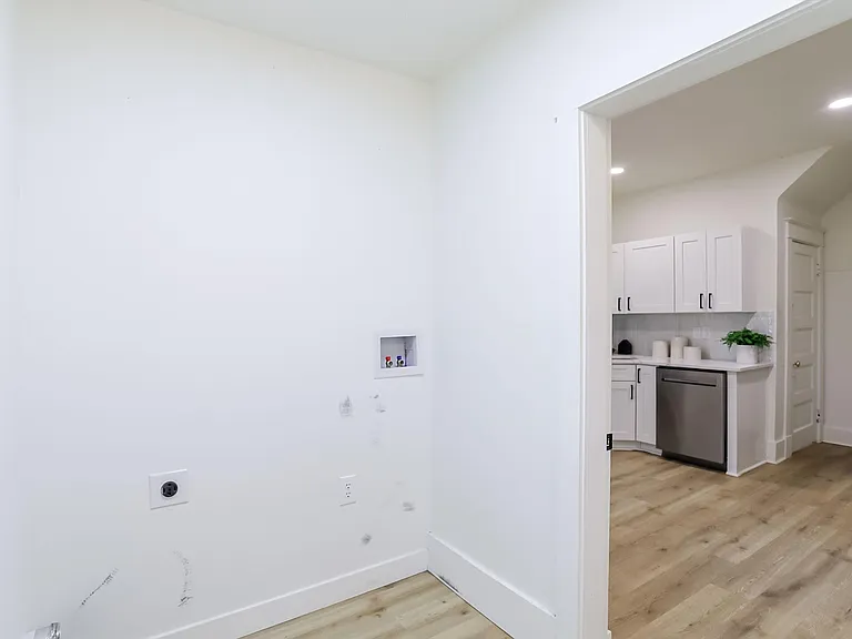 910 Sanders St — Photo 24