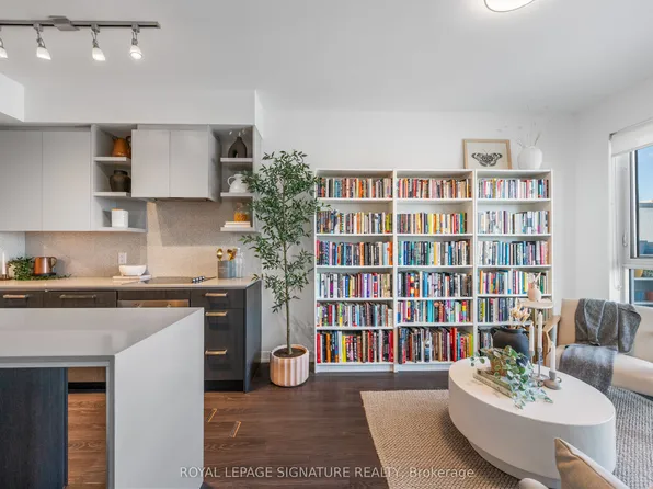 1830 Bloor St W #1201, Toronto, ON M6P 0A2