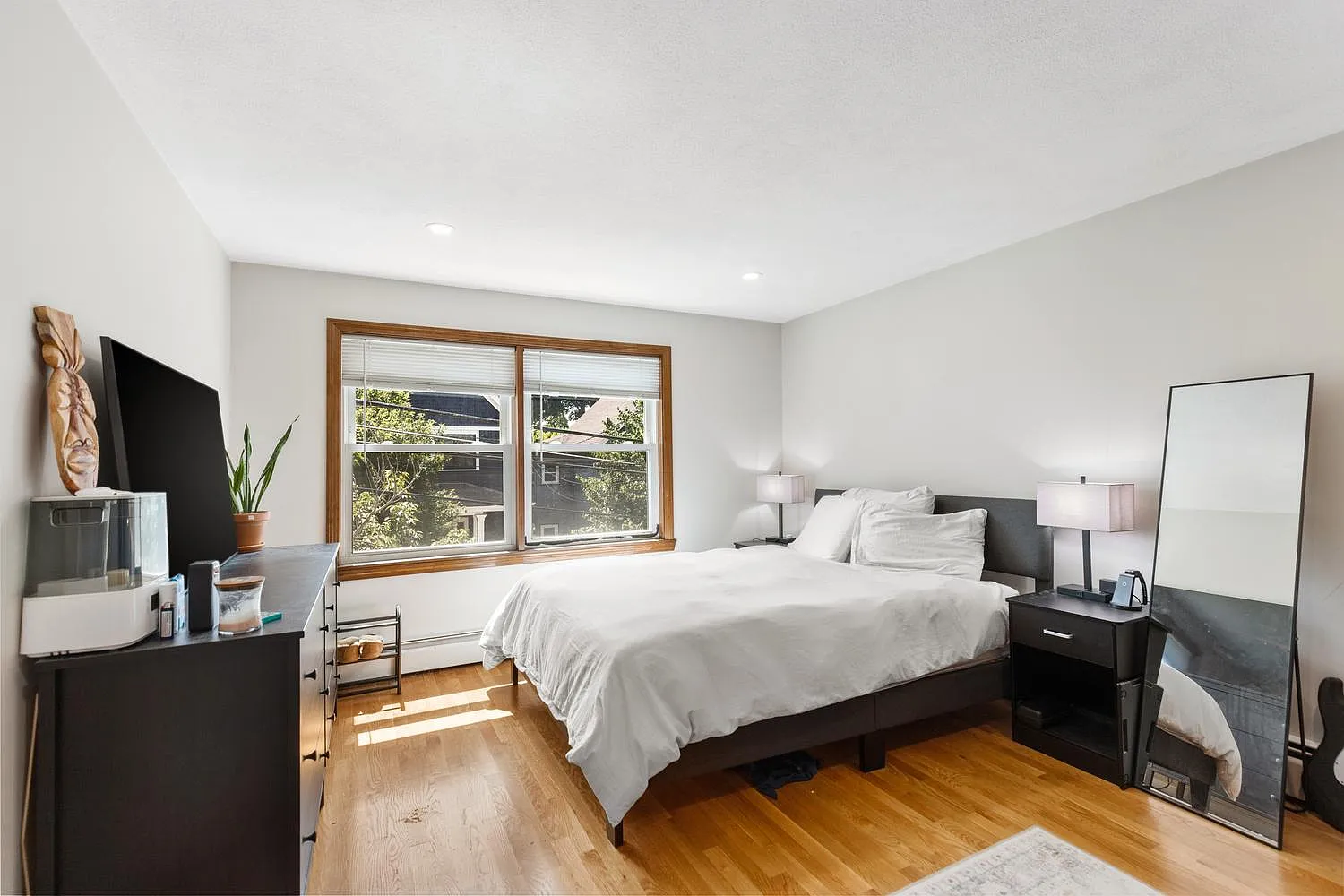 3 bed, 1100 sqft, $3,400 — Photo 1