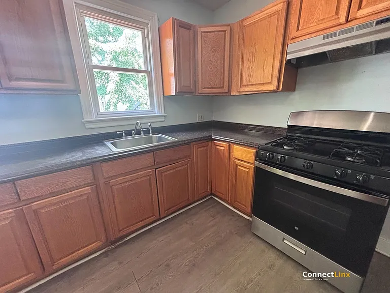 607 Sherman Pkwy — Photo 1