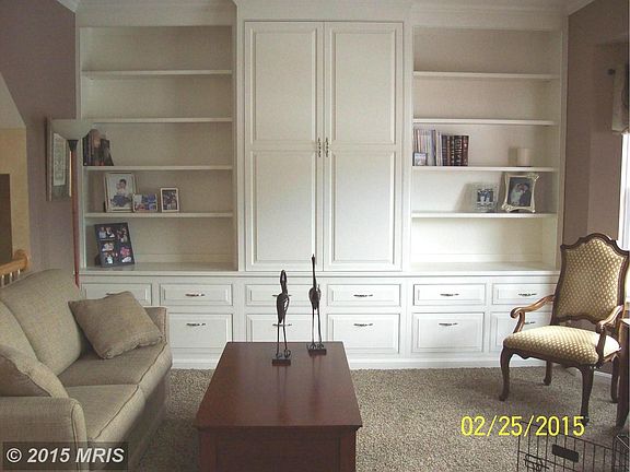 Living room / Office / built in has desk