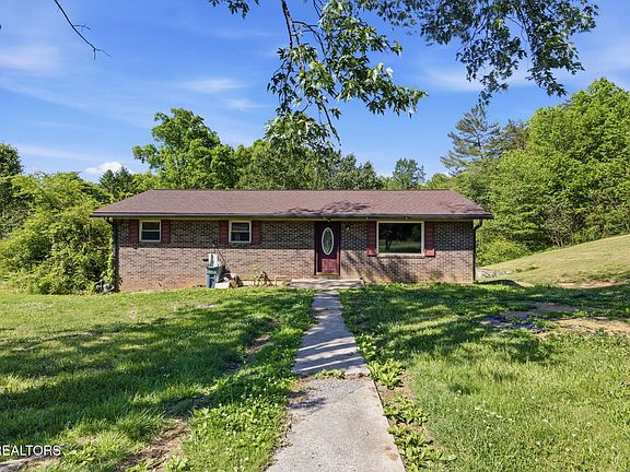 2nd image of 209 White Oak Ln