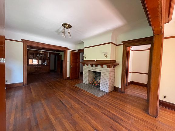 Sitting room - fireplace is decorative only