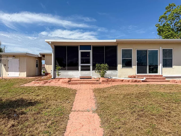 21160 Edgewater Dr — Photo 33