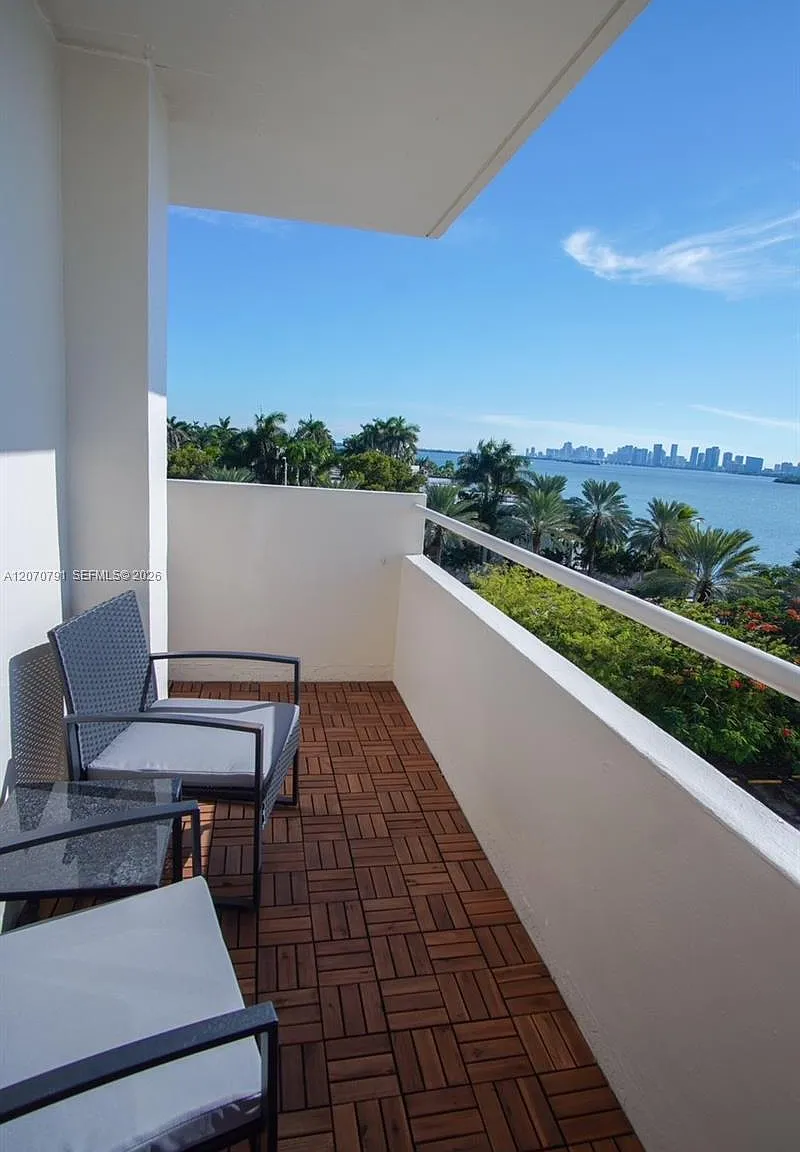 Bayshore Yacht & Tennis C — Photo 1