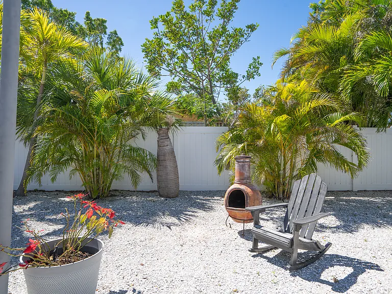 330 N Tessier Dr — Photo 57