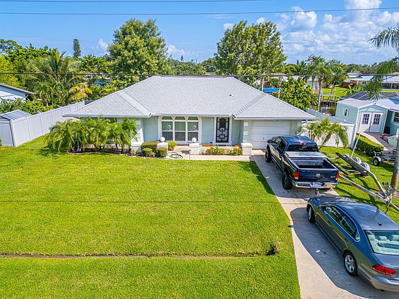 2nd image of 727 SE Calmoso Drive