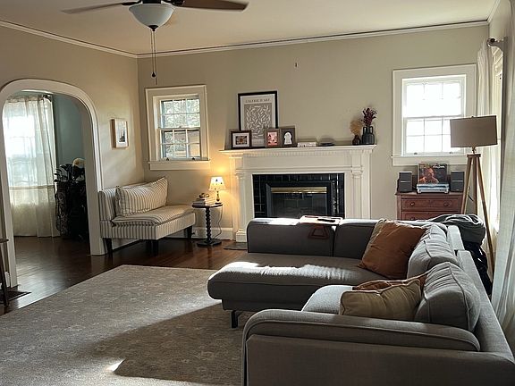 3rd image of 945 Henley Pl