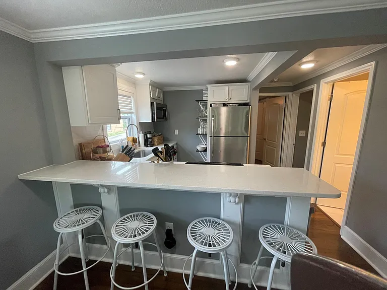 1108 W 45th St #6 — Photo 3
