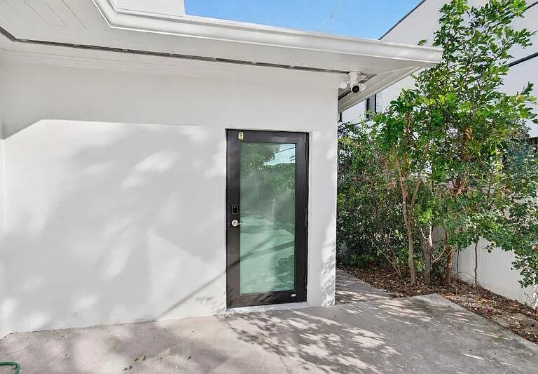 3720 Morton Ave — Photo 2