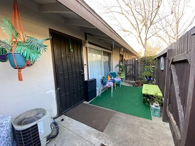 5484 Roundtree Dr APT D photo 1