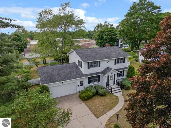 424 Crestview Pl, Cadillac, MI 49601