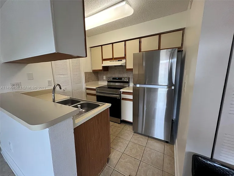 1227 SW 46th Ave #304 — Photo 4