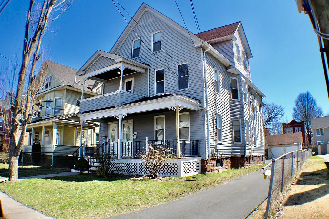 3 bed, $2,000 — Photo 1