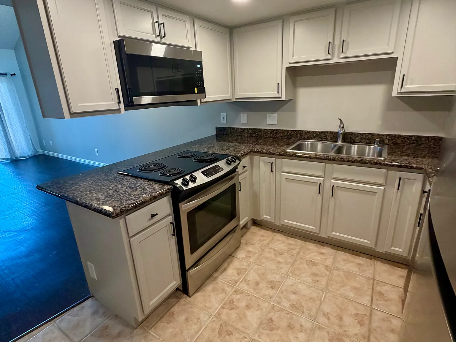 2 bed, 900 sqft, $2,650 — Photo 3