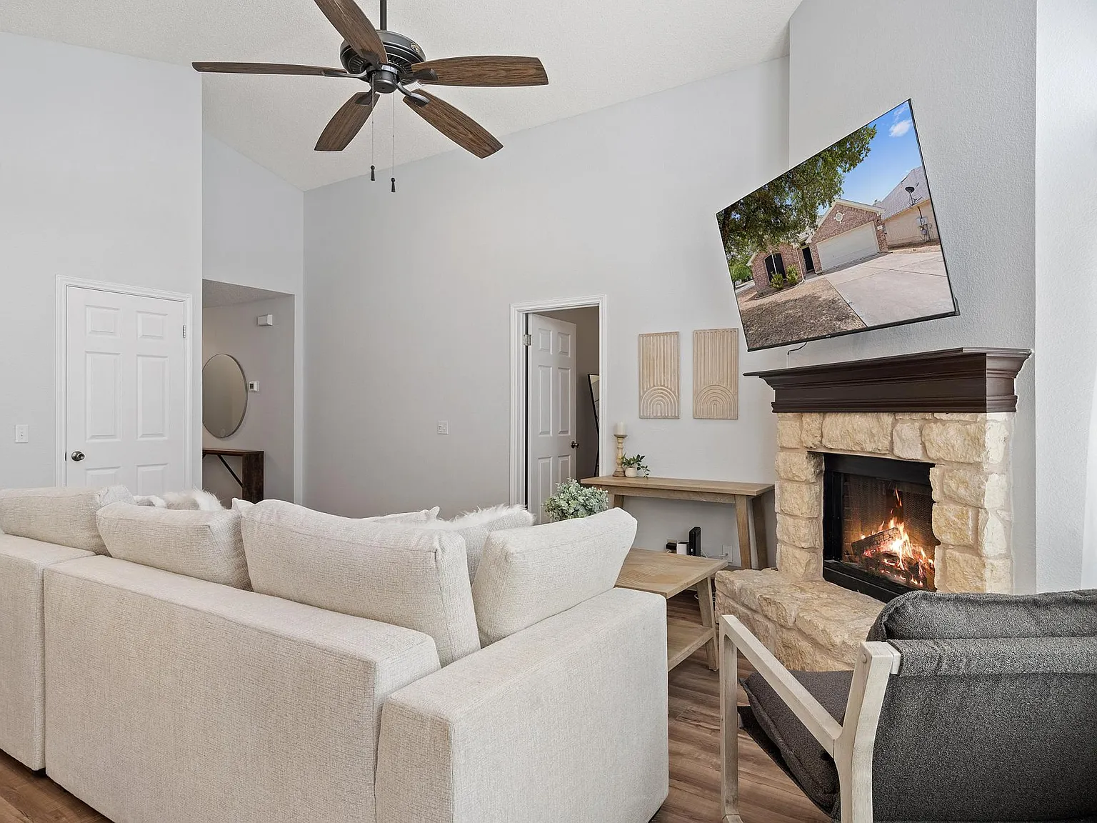 3 bed, 1316 sqft, $5,400 — Photo 2