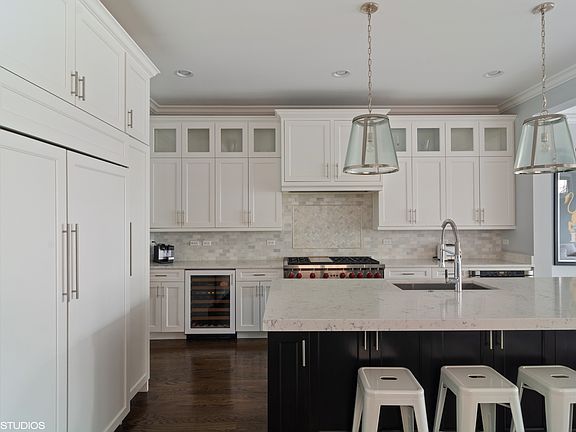 5th image of 2049 W Waveland Ave #1