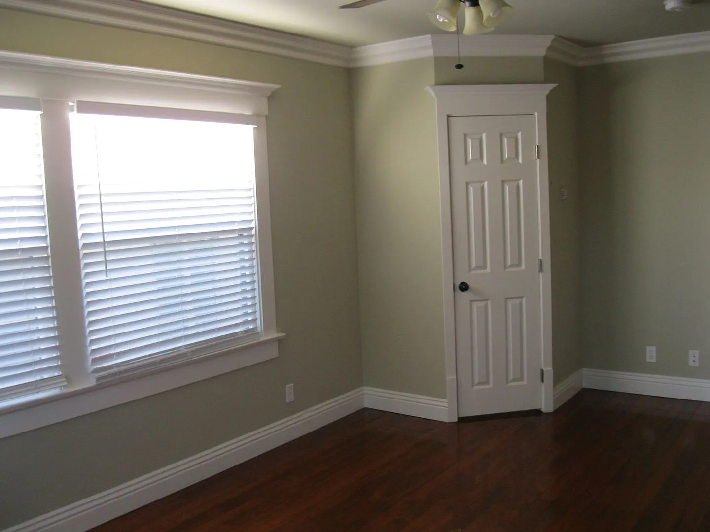 Broadway Manor — Photo 4