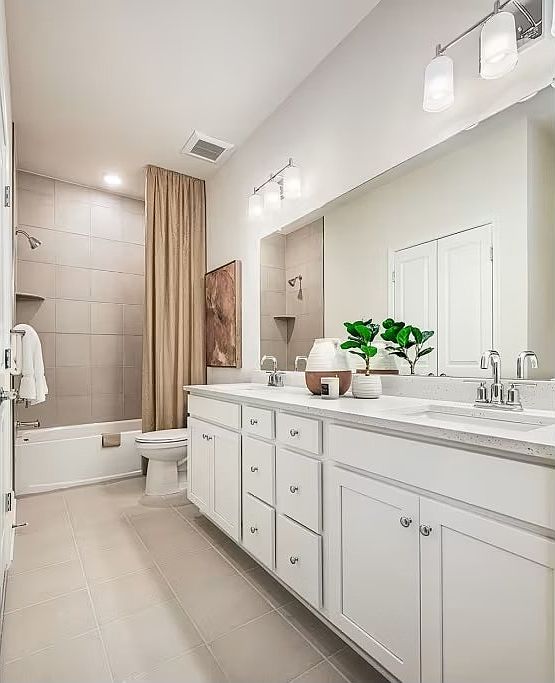 Main Bathroom with Tub