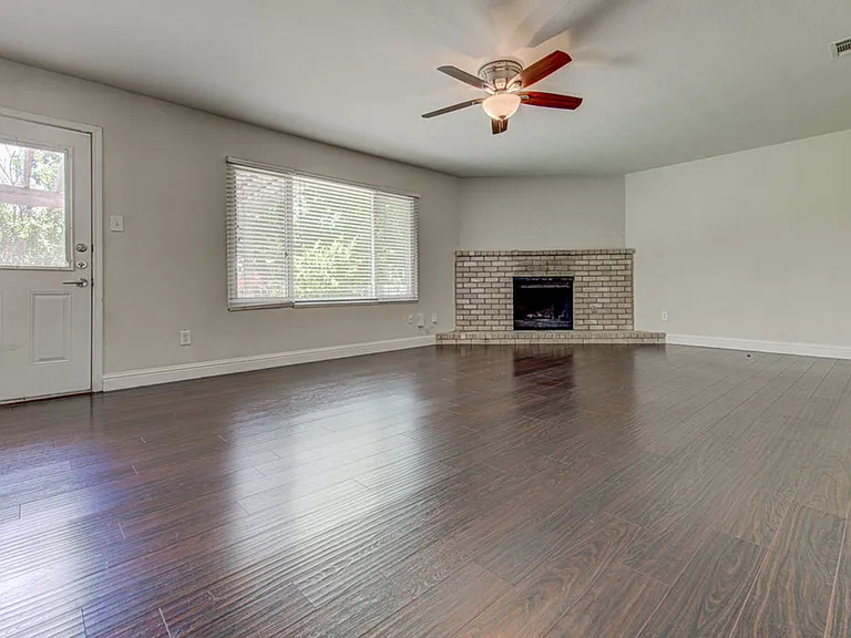 1711 Cricket Hollow Dr — Photo 2