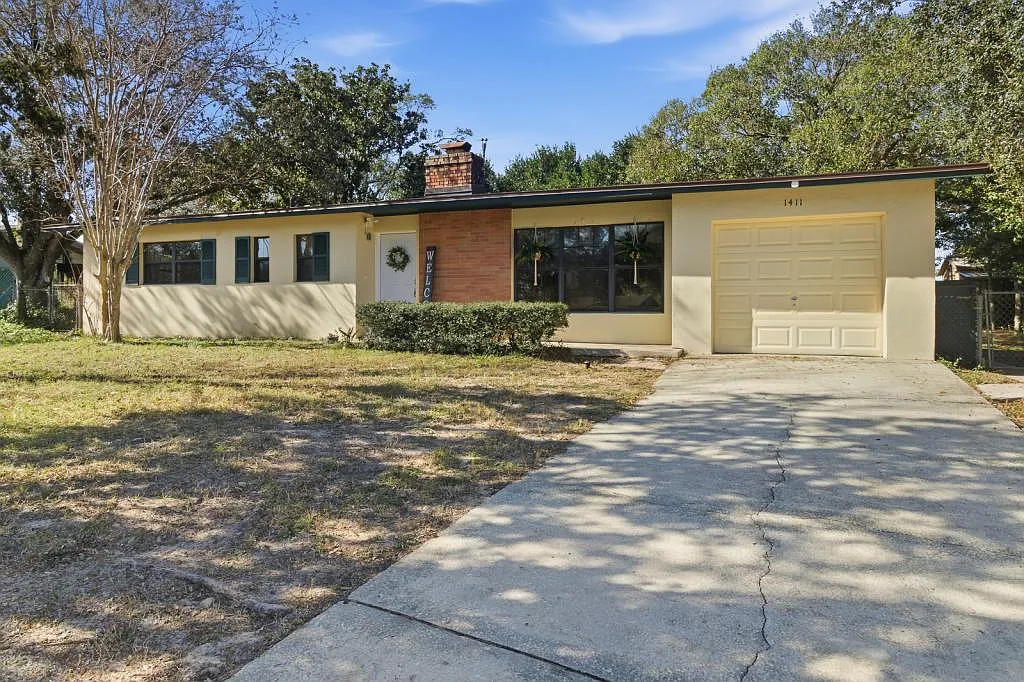 1411 Crest Dr — Photo 1