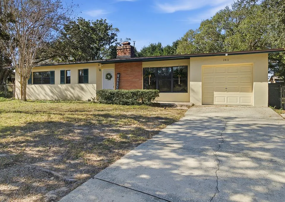 1411 Crest Dr