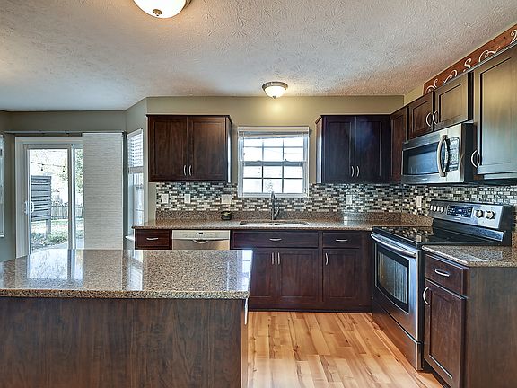 4th image of 110 Paragon Ln