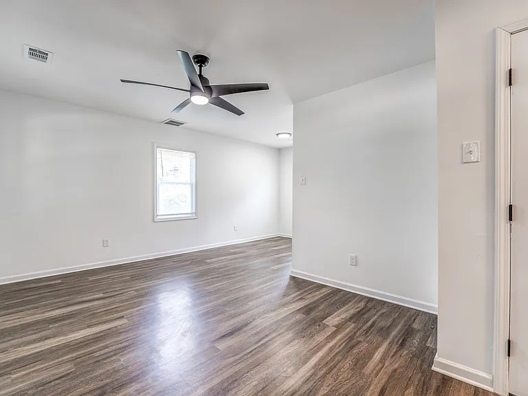 405 W Brooks Rd — Photo 20