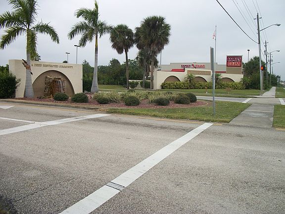 Entrance to Barefoot Bay 