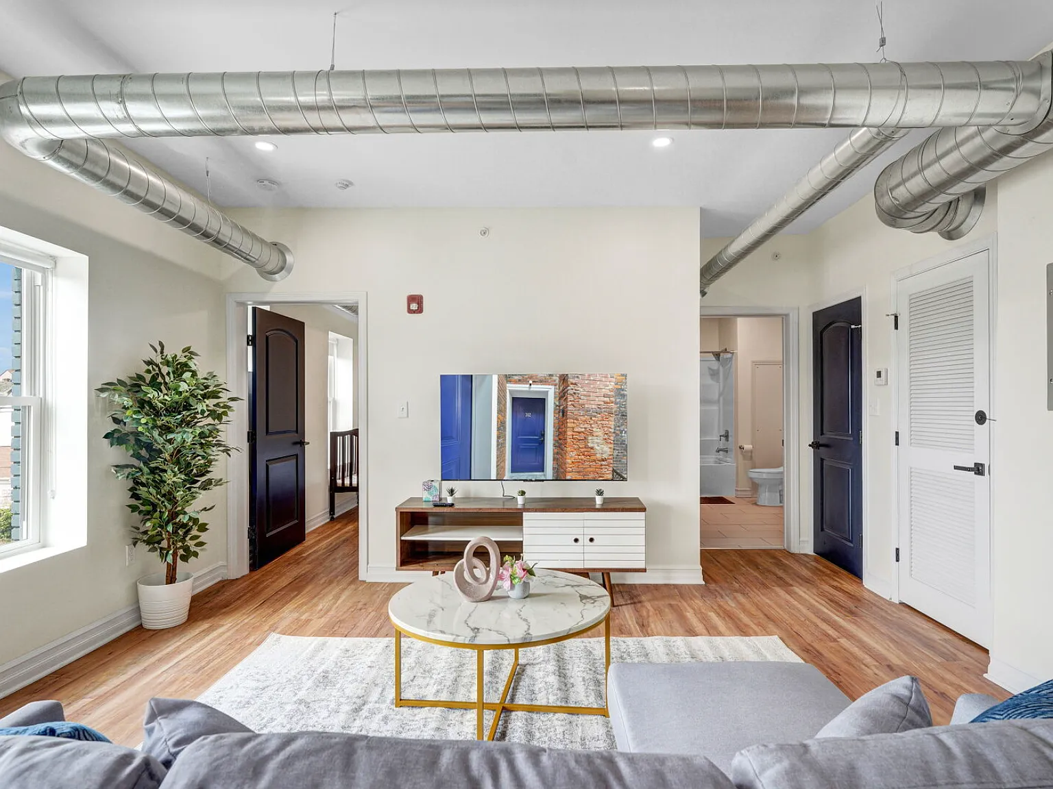 507 Niagara Apartments — Photo 4