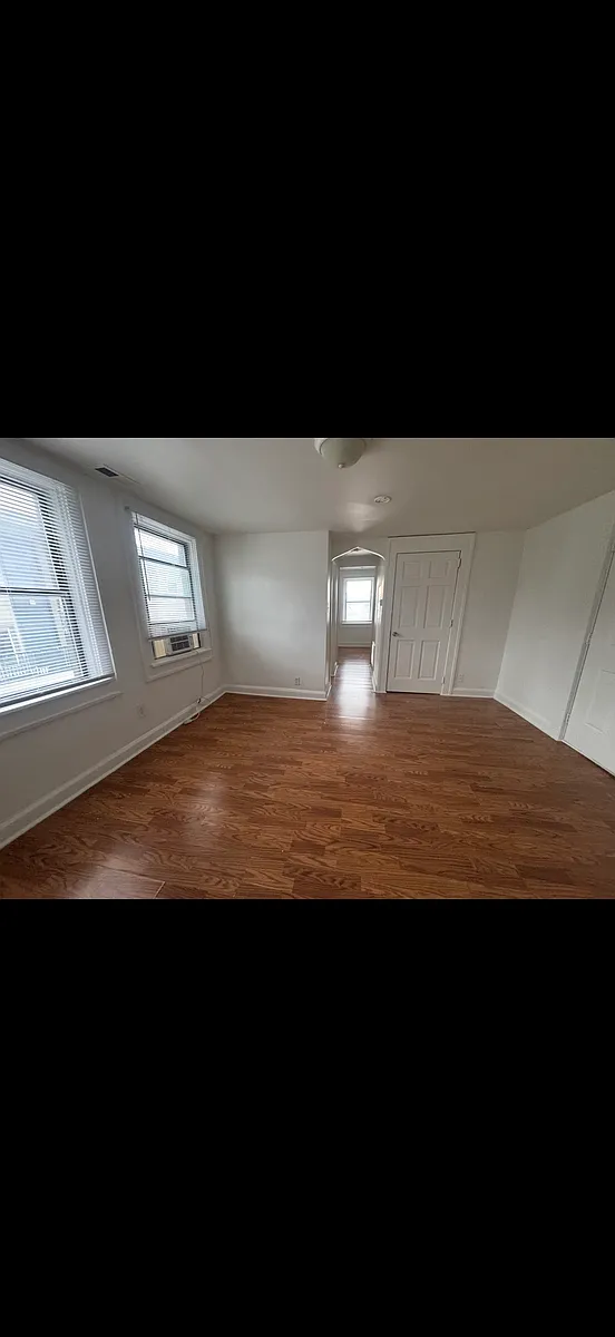 Building Photo - 2123 N College Ave #4